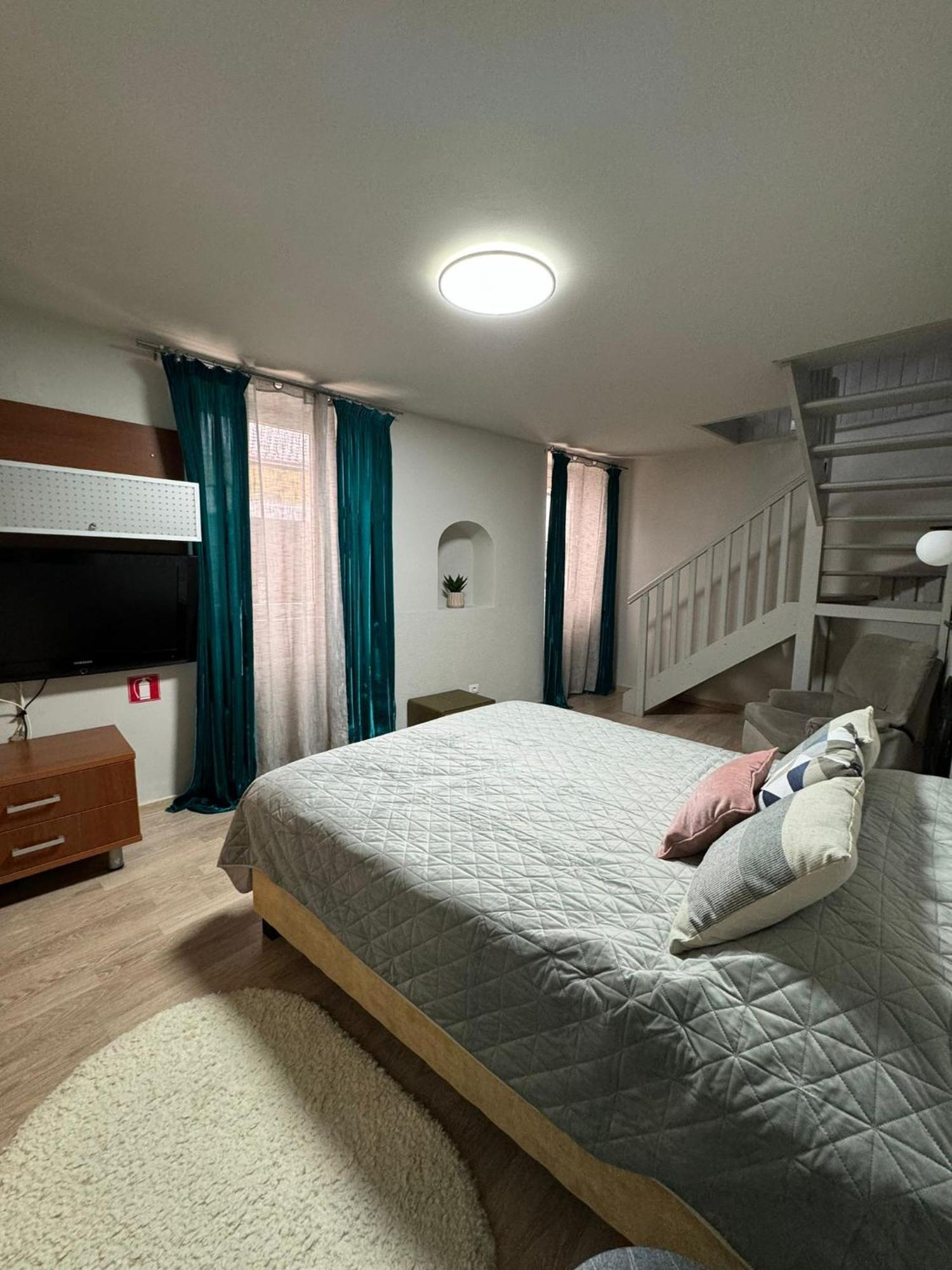 Central Stay Brasov Bagian luar foto
